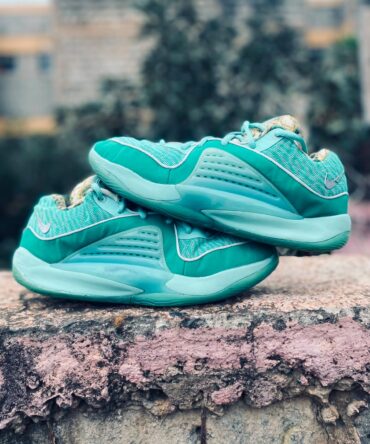 Kevin Durant XVI Creases Size 43 Uk 8.5 Us 9.5